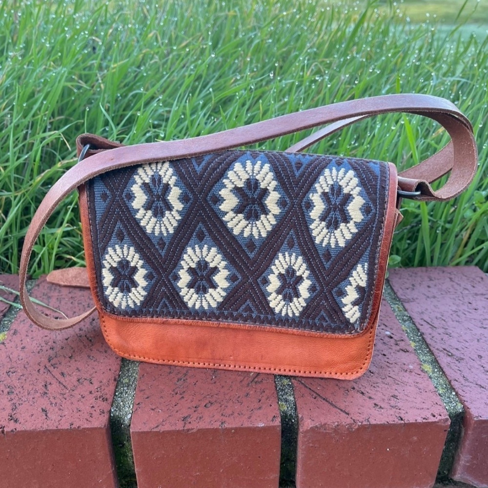 Leather purse with print